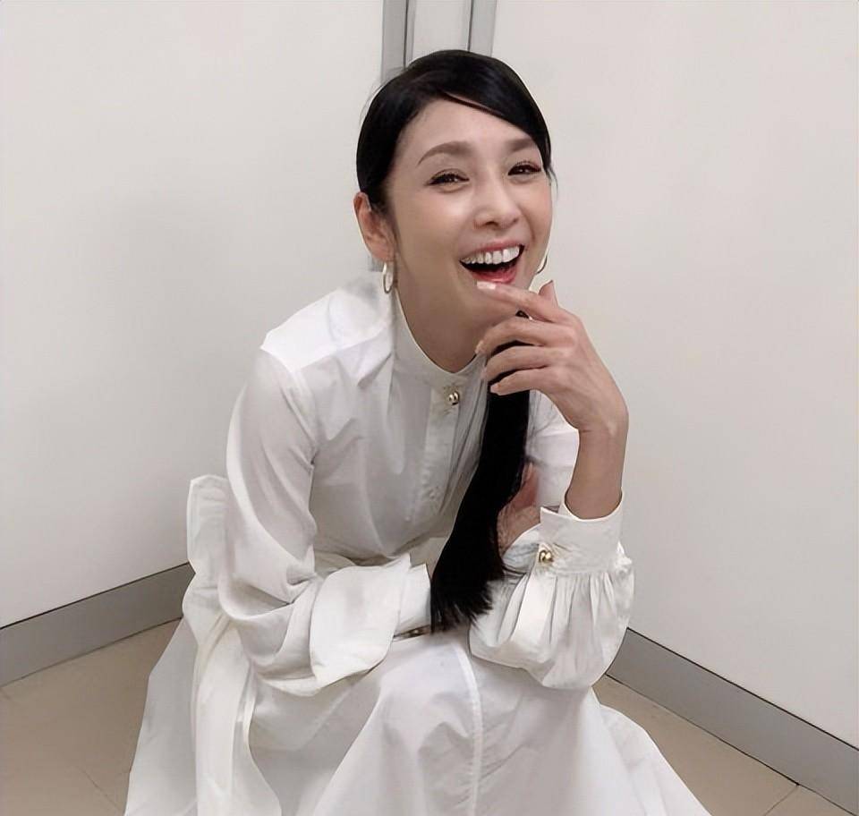 宝冢歌剧团出道的黑木瞳,演技纯熟深厚,每每登场总是自带优雅气质