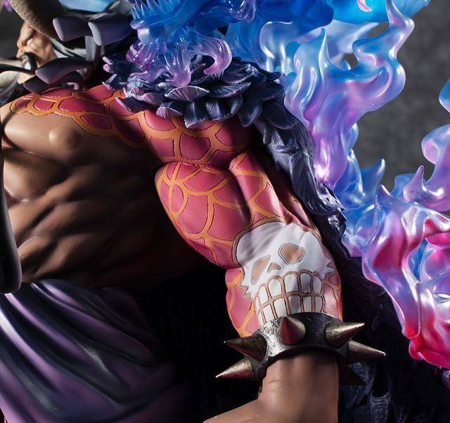 凯多自身皮肤的塑造也很上心,肌肉纹理不但完美还原,且纹身方面的也是