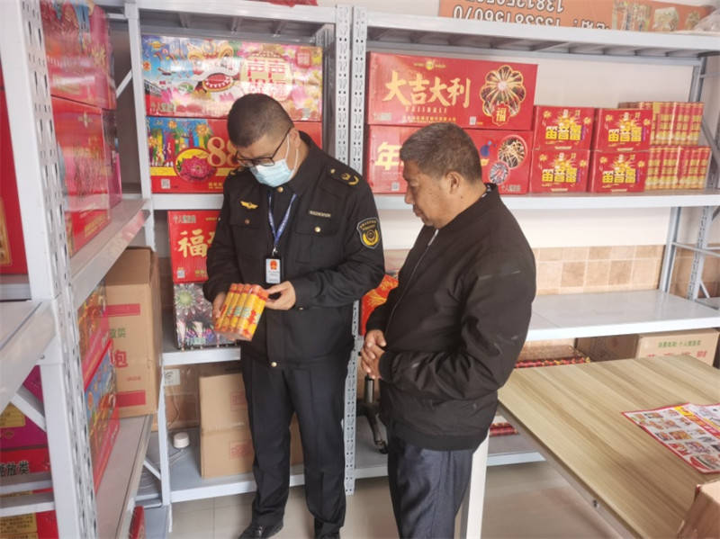 烟花爆竹经营许可证,营业执照是否齐全,一致;是否严格落实进销台账,索