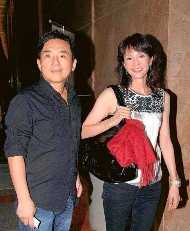 57岁著名歌手吕方打破了不结婚,不生育的宣言,喜得千金_郑裕玲_伍惠宝