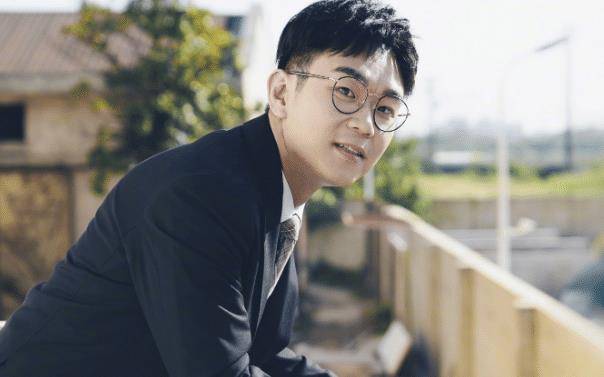 风趣幽默的董成鹏,虽然遇到过很多坎坷,却通过自己的努力度过了_时候