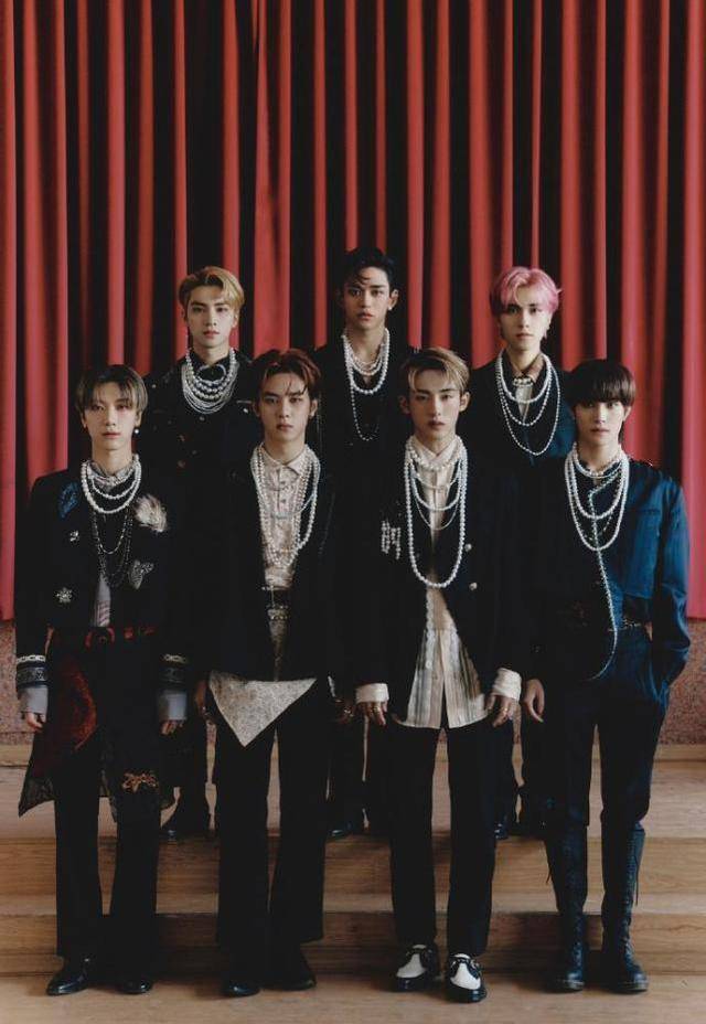 这几串硕大的珍珠项链,其实早在nctu的另一首歌曲《makeawish》中露面