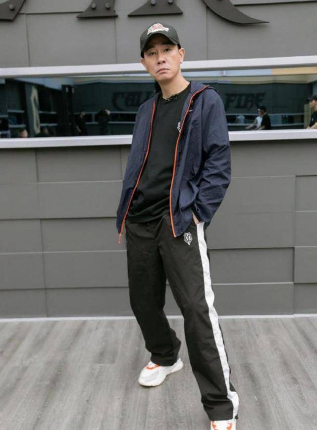 54岁陈小春一身白站c位,鸭嘴帽造型潮气十足,真"披荆斩棘"_男士_时尚