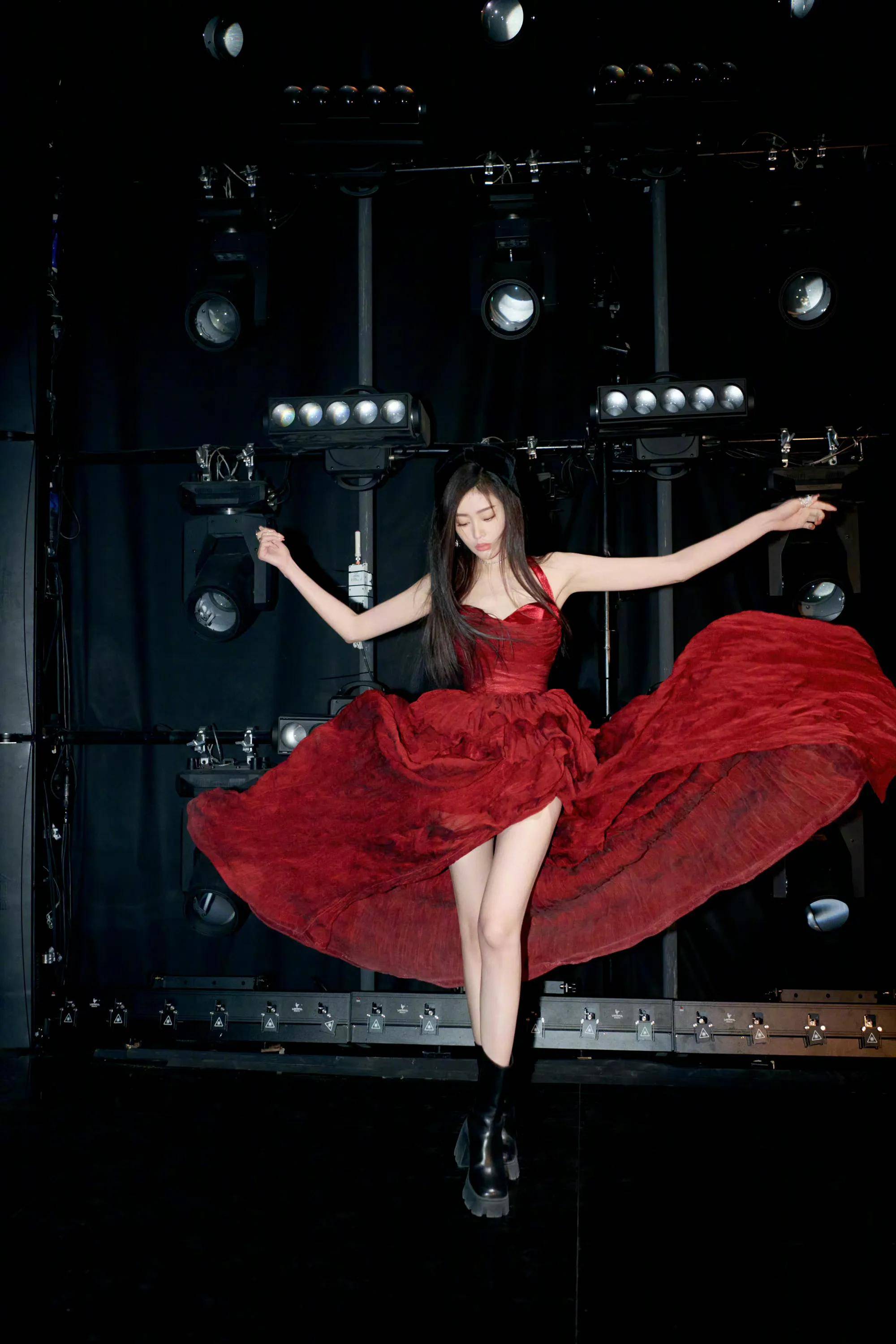 张天爱染了一头黄头发,其实还是黑头发好看,建议她调整好心态_照片