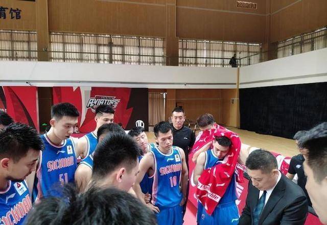 哈达迪一个人面对韩德君,李晓旭还有兰多夫三大内线,哈达迪如今带领