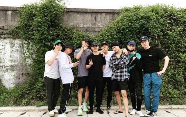 exo成员入伍摸头照曝光,张艺兴晒照为金俊勉应援,感情依旧!