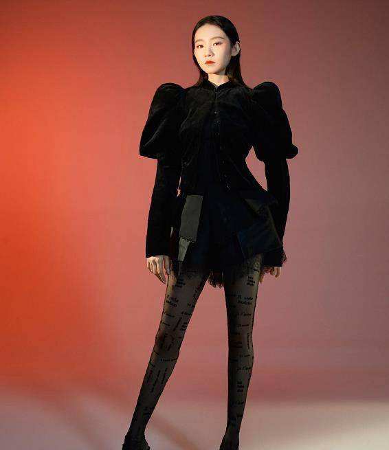 张艺凡和队友同框却矮一头,看清腿上姿势:是对队友最大的尊重!