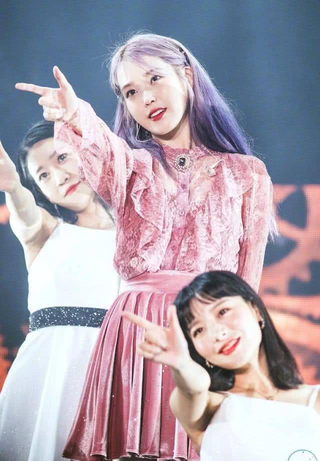 想起崔雪莉,就想起iu,两人是多年好友,只是人生境遇却是完全不同,雪莉