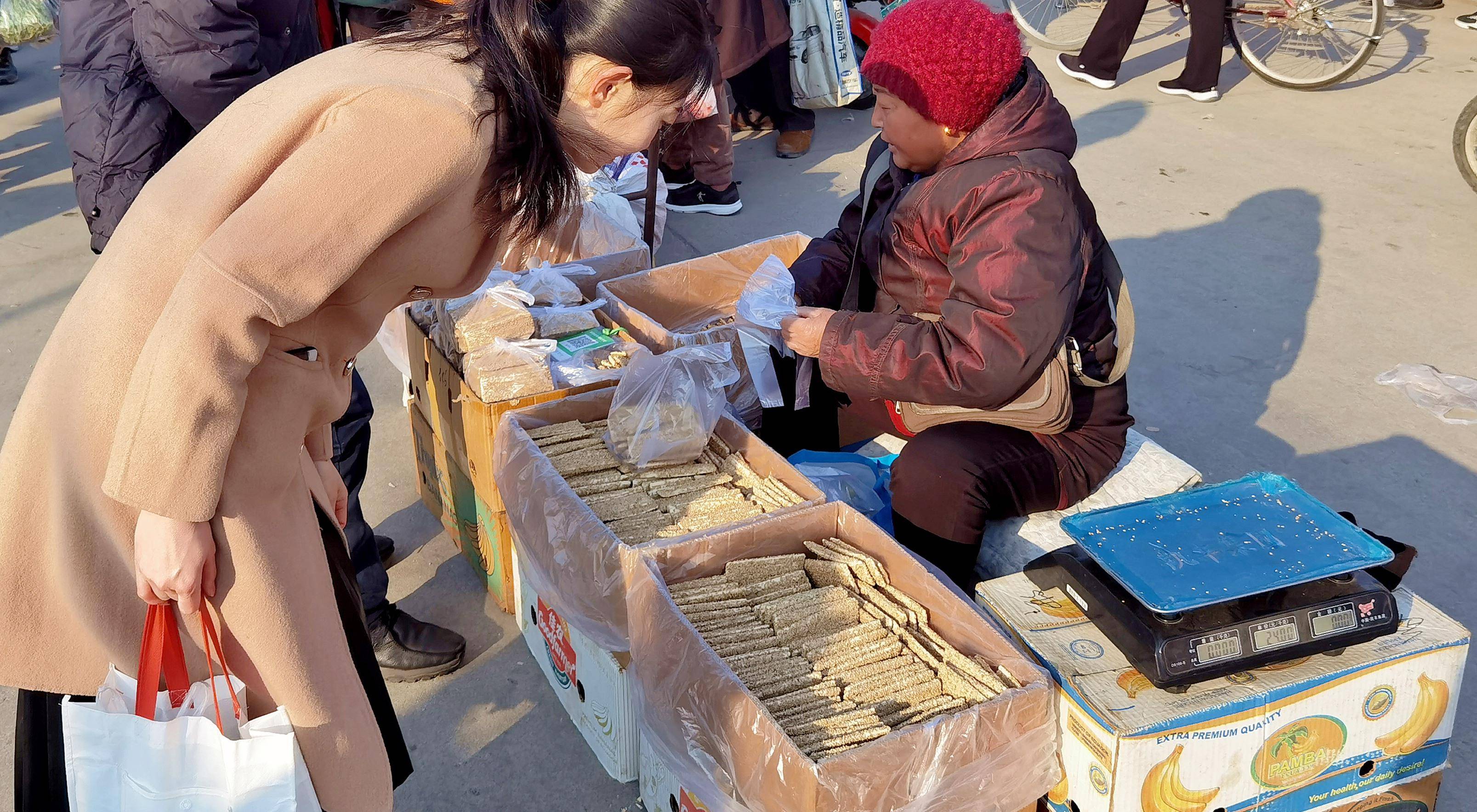 在市场上遇到,我毫不犹豫,一次买了5斤.香甜酥脆,营养丰富,解馋了!