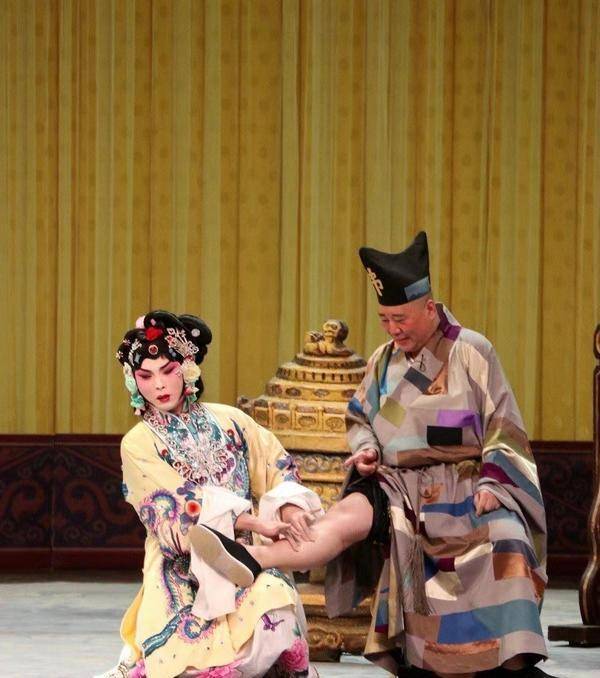 的状况,那就是麒麟剧社以及郭德纲演出的京剧,台下的观众多为年轻人