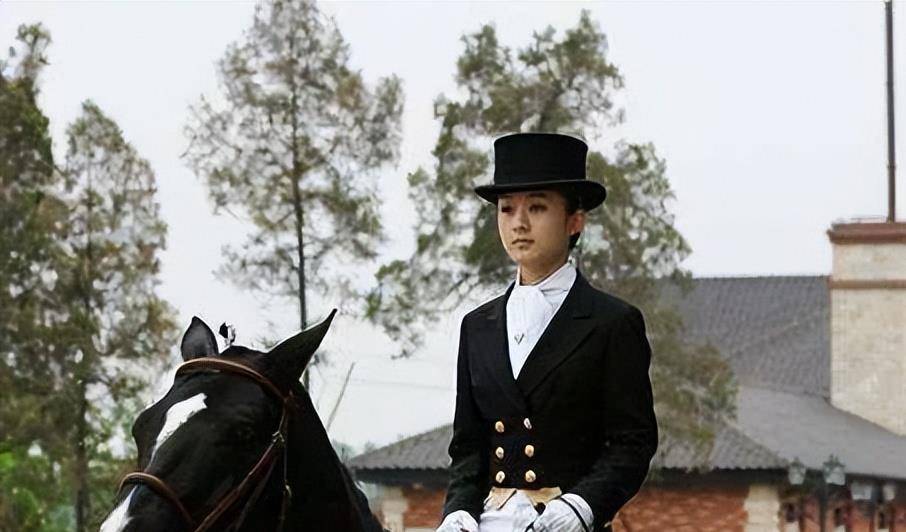 她骑着华谊老板王中军的百万汗血宝马英姿飒爽,好不帅气.