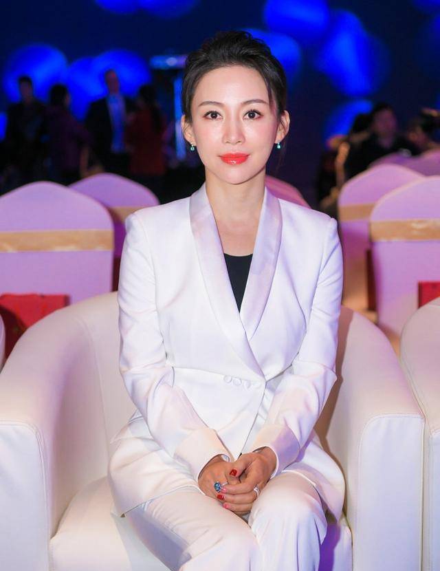 37岁潘晓婷依然美艳动人,携世界冠军陈金出席活动_台球_羽毛球_中国