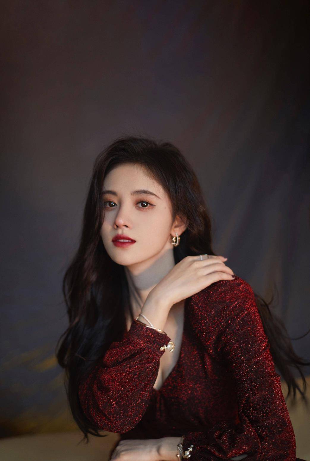 港风鞠婧祎上线,穿丝绒裙上演眼神杀,"四千年美女"实至名归!