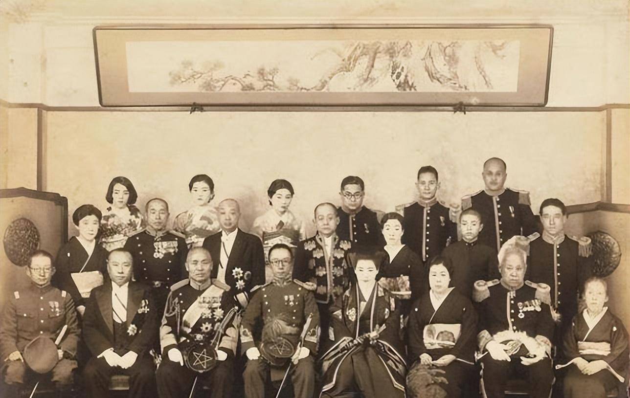 溥仪伪满傀儡生涯内幕仰人鼻息拾人牙慧,在夹缝中艰难抉择_日本