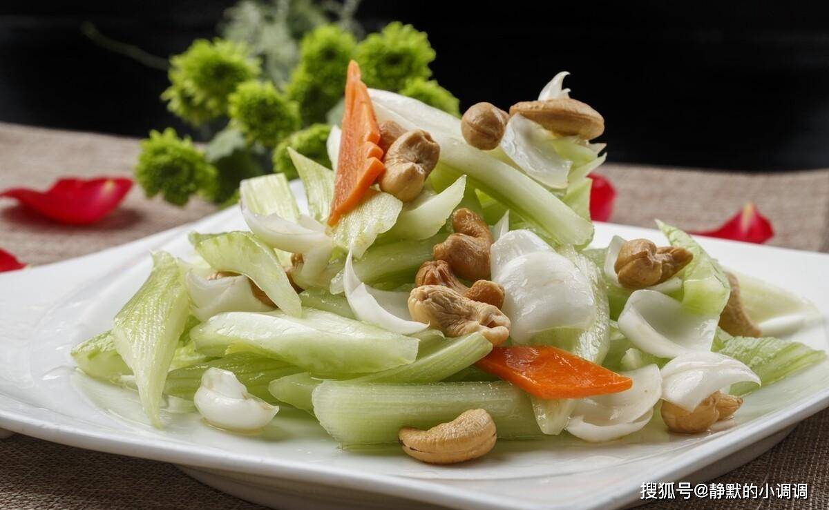 5,然后加入韭菜叶,最后加入盐,十三香,生抽调味,大火翻炒,炒至韭菜碎