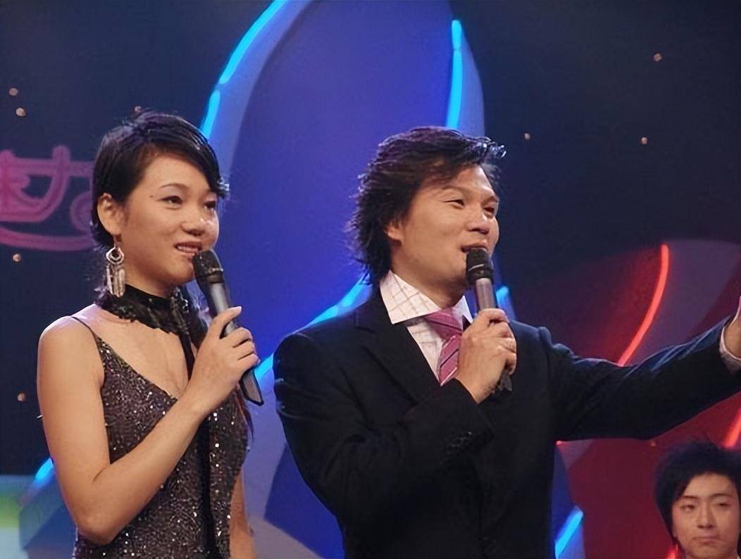 此时的周群和李彬正搭档主持《超级大赢家》,是安徽台绝对的一哥一姐