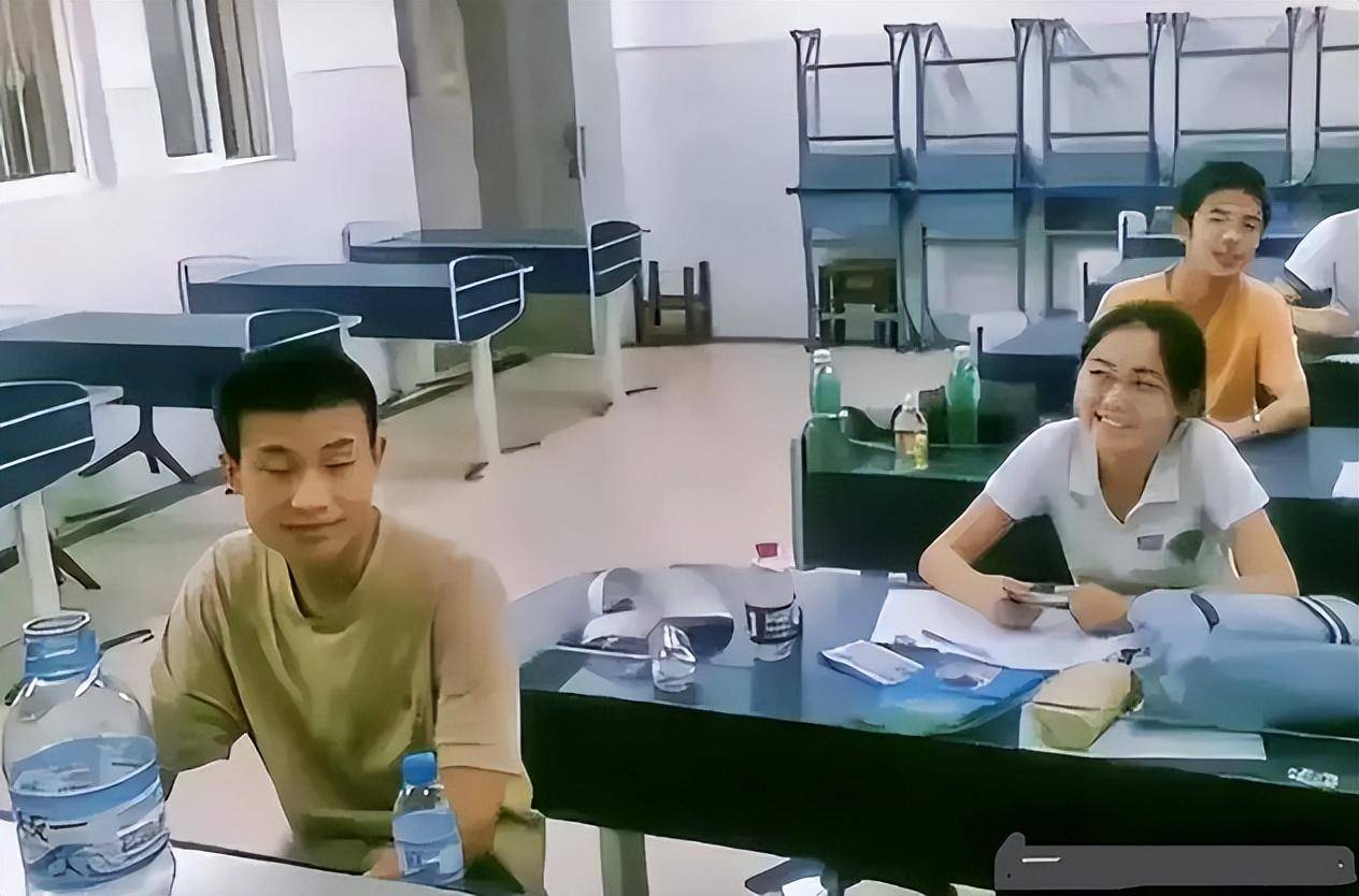 韦东奕高中上课照意外火了,坐姿挺拔全程闭目,桌上只有一个物品_韦神