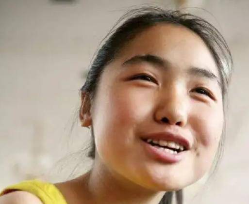 独臂女孩杨佩用脚改变命运,成为十字绣老板实现自我价值_生活_母亲