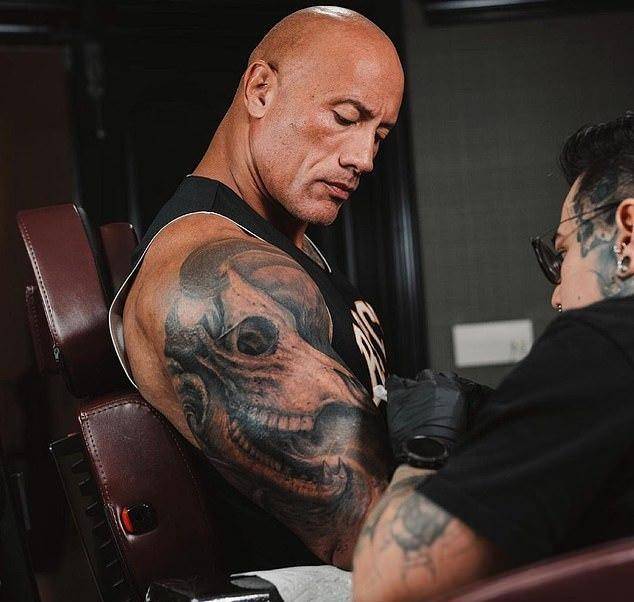 therockjohnson)在个人社交媒体上,用数张照片详细解说了他的新纹身