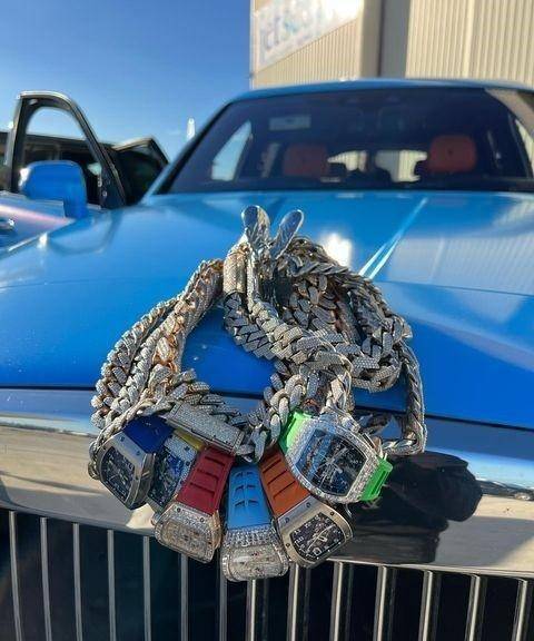 上则是堆了一堆的美金,还有数条嘻哈链,而链子上还挂着各式各样的名表