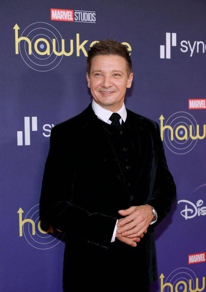 "鹰眼"杰瑞米·雷纳受伤细节曝光 被压雪车压断腿 伤势很严重_警方