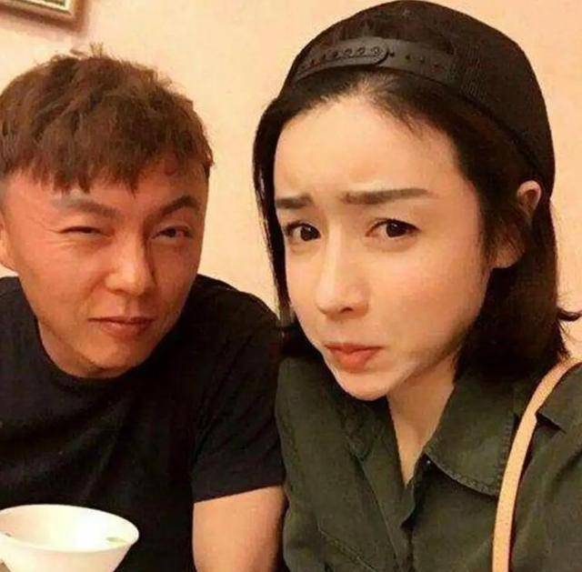 谢苗妻子现身健身房撸铁,狂秀美背小蛮腰,大腿健硕肌肉线条明显