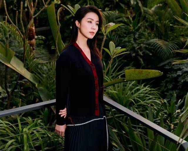 43岁孙莉穿运动裤秀一字马,身材性感素颜也超美_孙俪_运动服_款式