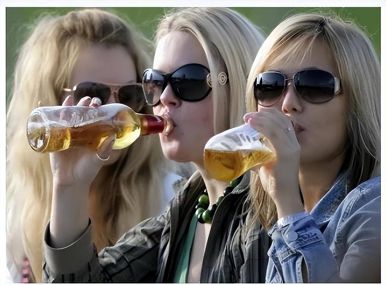 俄罗斯人很喜欢喝酒,不管是男人还是女人都对酒情有独钟.