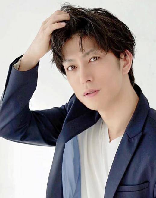 灯雪侍的,是假面骑士w剧中出演姐夫园哾雾彦(须藤雾彦)的君泽由纪负责