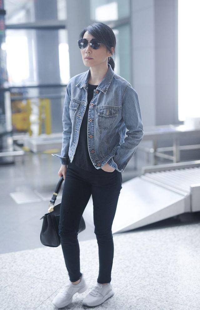 俞飞鸿穿牛仔褂造型青春减龄,美腿纤细脚步轻盈温柔而不失气场_气质