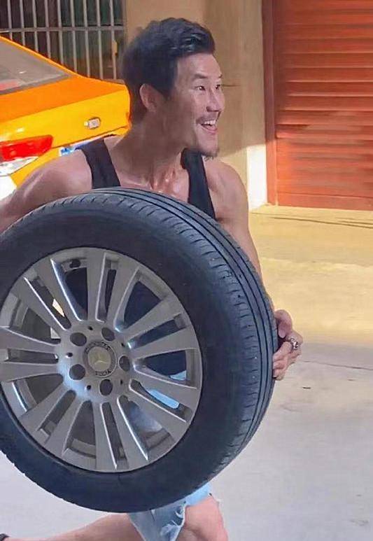 嘎子再拍"进村偷轮胎",表情夸张狂秀腱子肉_网友_谢孟伟_形象