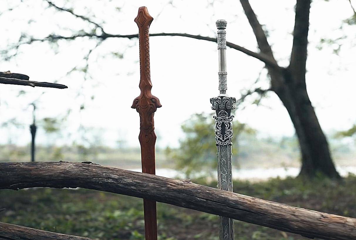 的师父却十分强大,姬若风也就是百晓堂之主,萧瑟的风雷棍就是他的武器