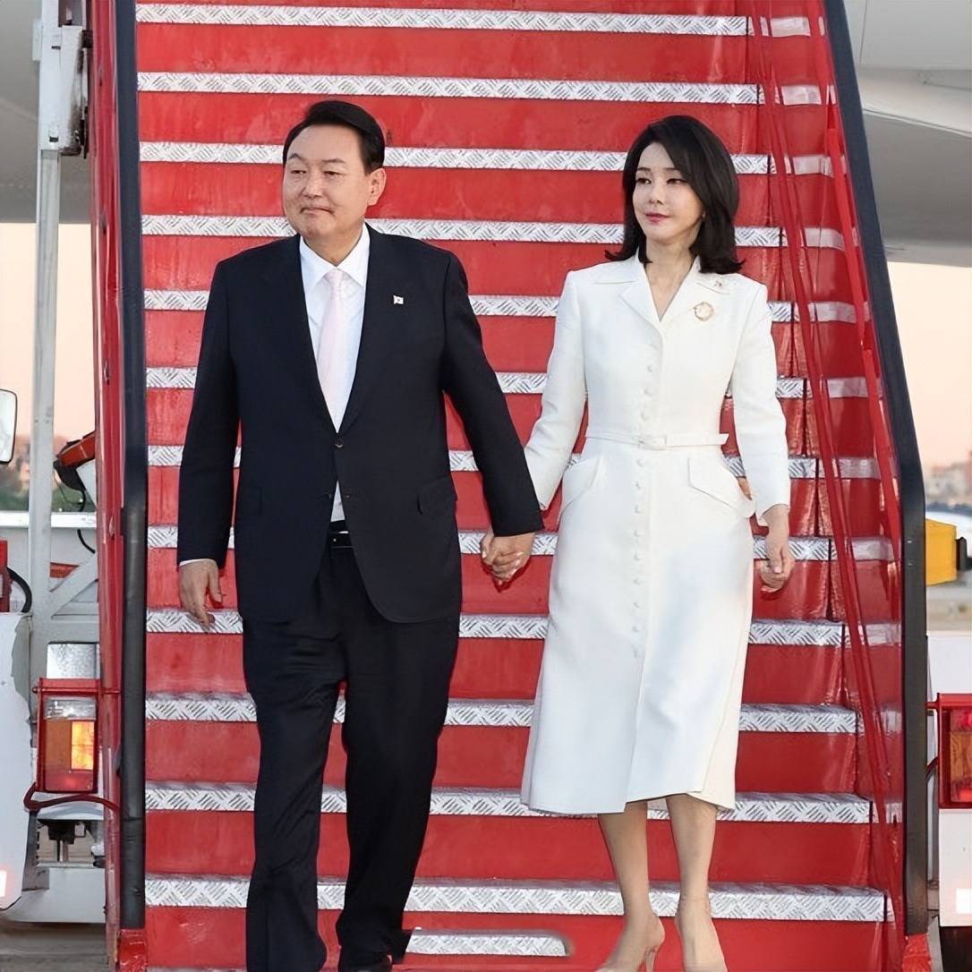 韩国总统夫人又火了,打扮优雅又年轻,不愧是韩国门脸当担_黑色_金建