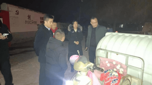 除夕夜送温暖 织牢“安全网” (图4)