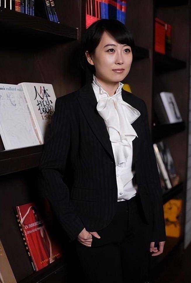 雷宇,原凤凰卫视高级记者.网友:关了美颜相机看看!哈哈哈!