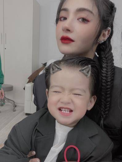 与丹尼尔同框留念,都说生宝宝就是用来陪自己玩耍的,麦迪娜的确做到了