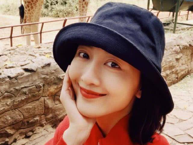 37岁王鸥素颜学溜冰,穿铅笔裤瘦成"纸片人",眼窝都凹陷了_时候_画面