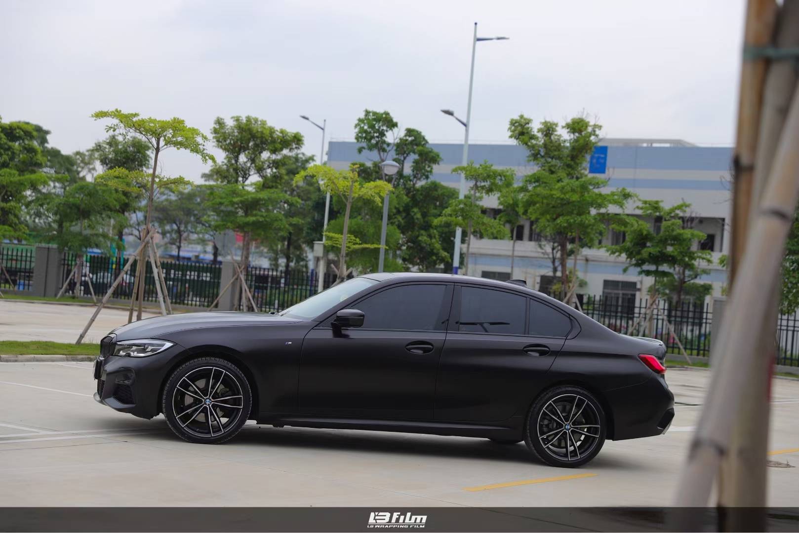 宝马3系lb改色膜电光金属黑,深邃的黑色_搜狐汽车_搜狐网
