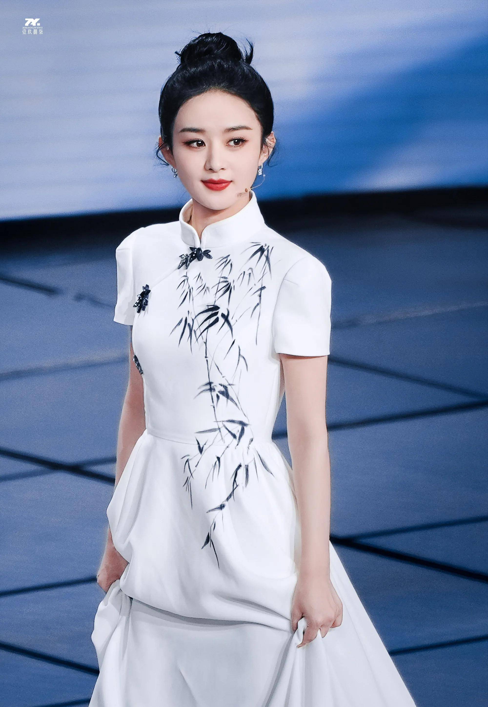 昨晚男女明星盘点,赵丽颖穿旗袍端庄大气,宋轶宋祖儿漂亮可爱_玫瑰