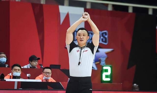 市举行的2021-2023年国际篮联技术官方认证体能测试中,魏国梁和叶楠