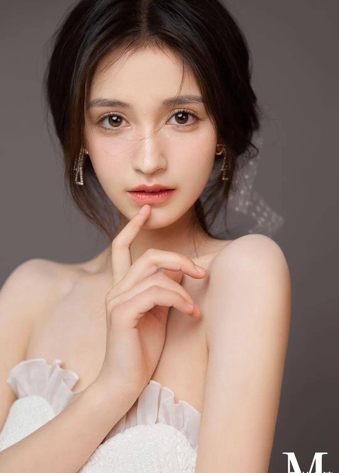 17岁新晋"第一纯欲美女"出圈!撞脸ab,全网沦陷:她一出道,内娱有救了!