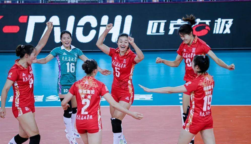 云南女排首发阵容:主攻:孙樊琼,胡玉琴副攻:杨玛伊婷,张馨露接应:孙