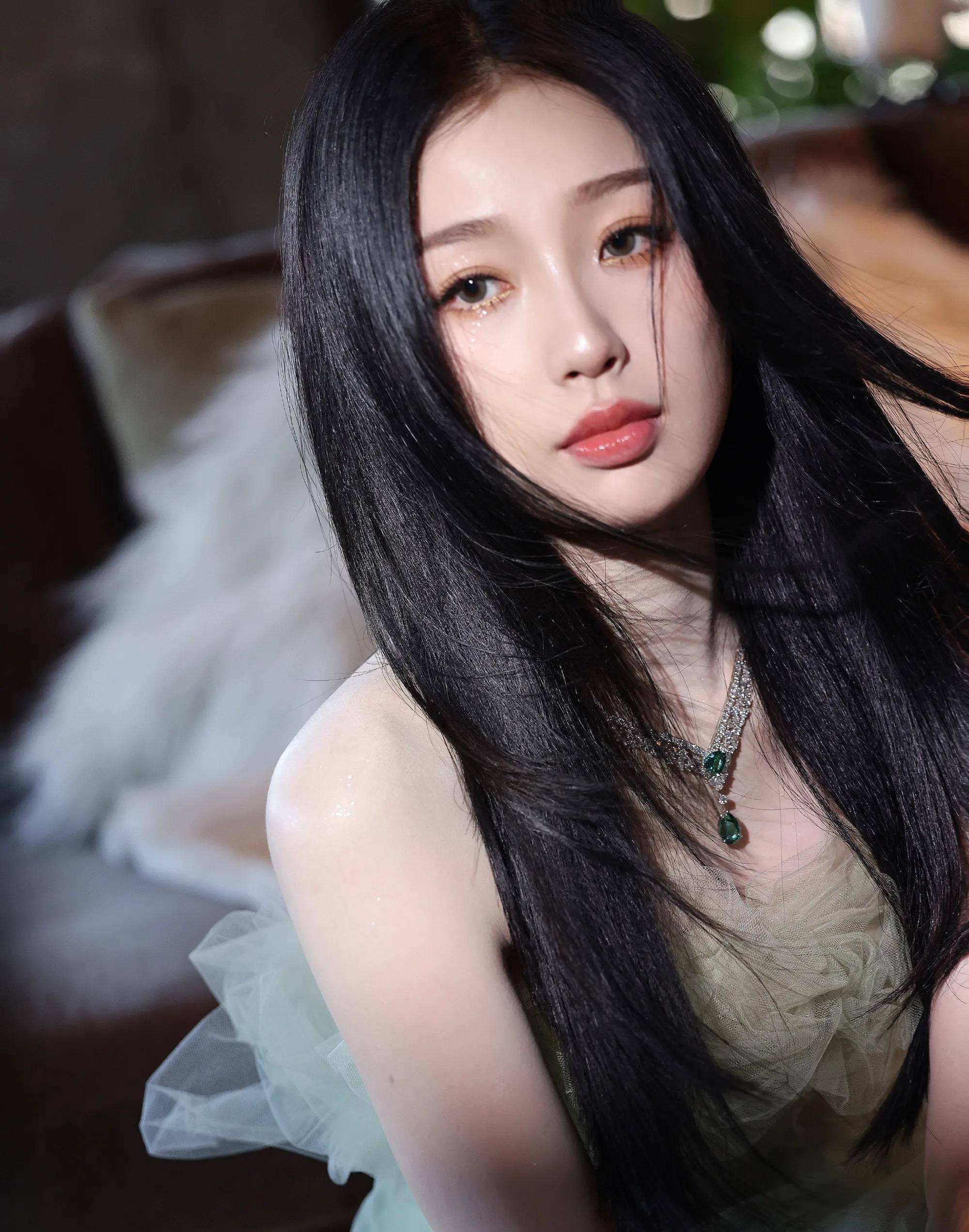 网络视听盛典红毯 乔欣秀大长腿 虞书欣透视裙又纯又欲 娜扎美艳撩人
