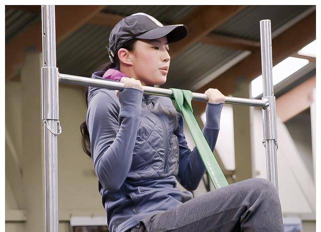 34岁刘亦菲素颜健身,身穿宽松运动装,大汗淋漓却乐在其中_冬瓜_减肥