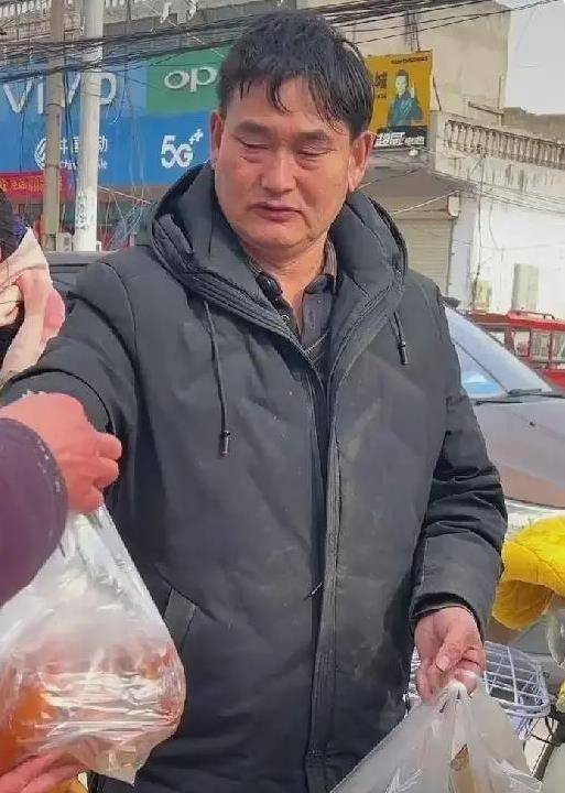 大衣哥开老头乐买烧鸡,穿脏衣服略显邋遢油腻,摊主:年年来光顾_朱之文