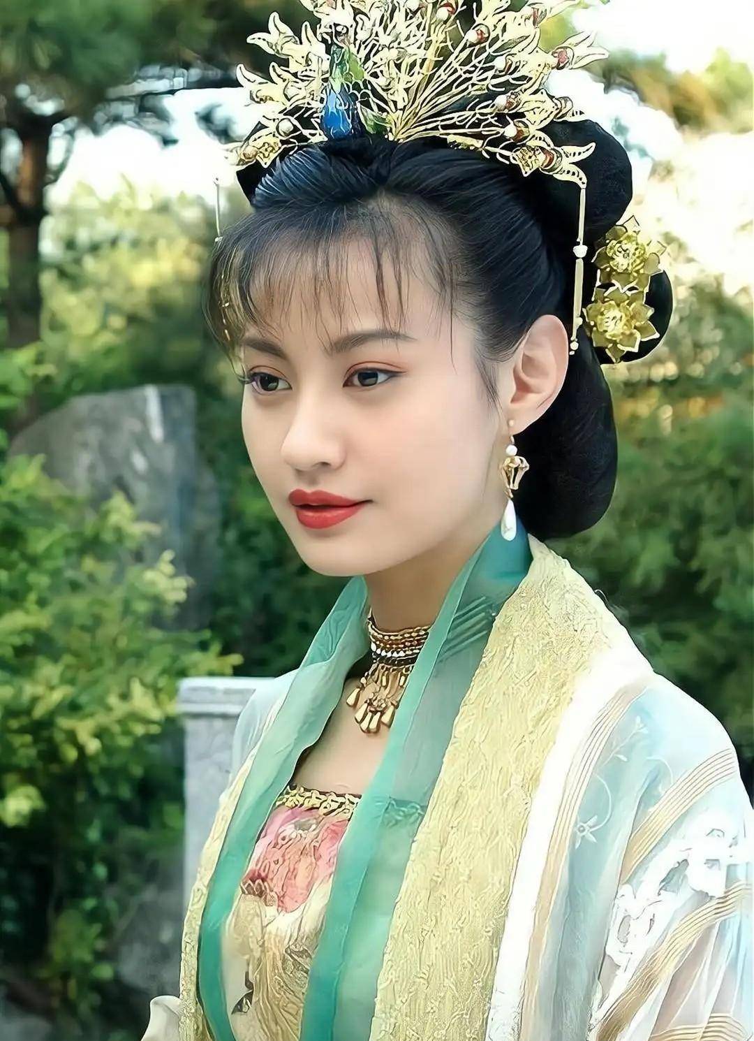 最耀眼的就是杨雪,杨雪在剧中饰演"蛇蝎美人"江玉燕,是伪君子"江别鹤