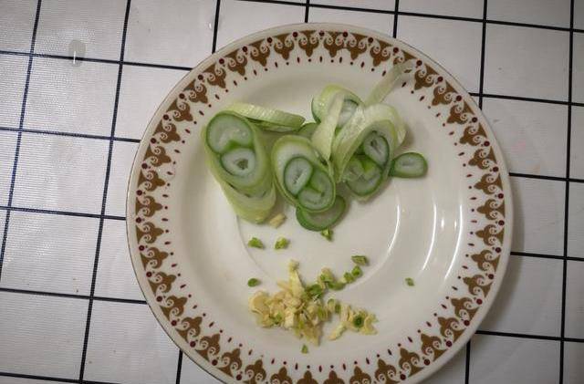 小食材大挑战,我向大厨挑战这道番茄炒鸡蛋,看看谁烧得更好吃_备用