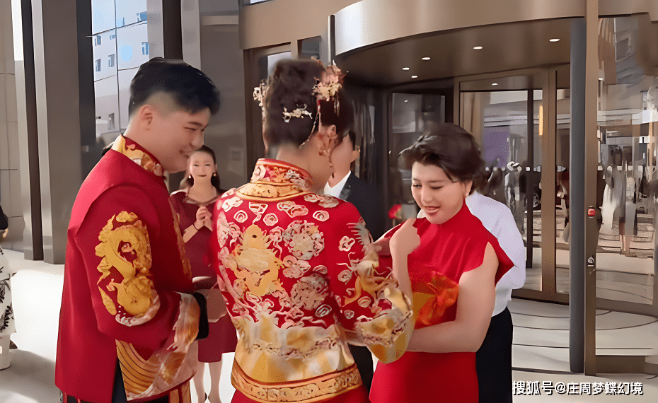 婚礼极尽奢华,圈内亲友祝贺,现任却未露面_儿媳妇_徐梦迪_婆婆