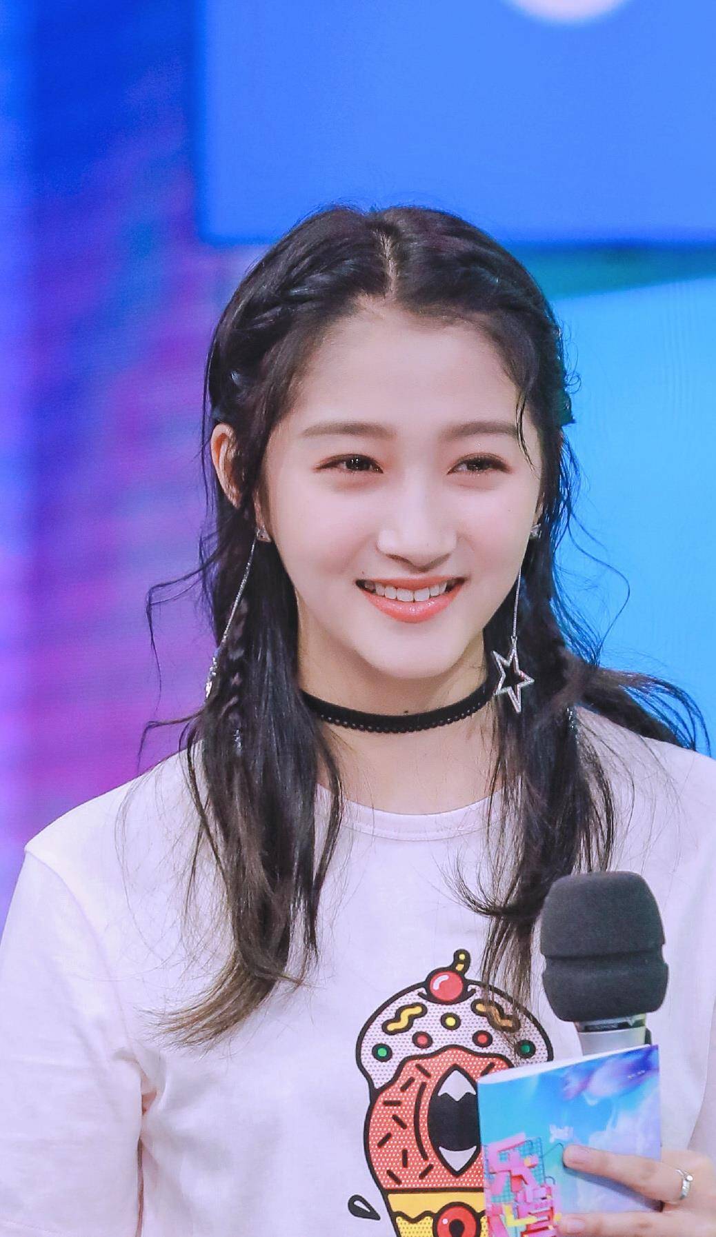 "国民闺女"关晓彤参加节目,梳双马尾少女感十足,一点都不土_王牌_红色