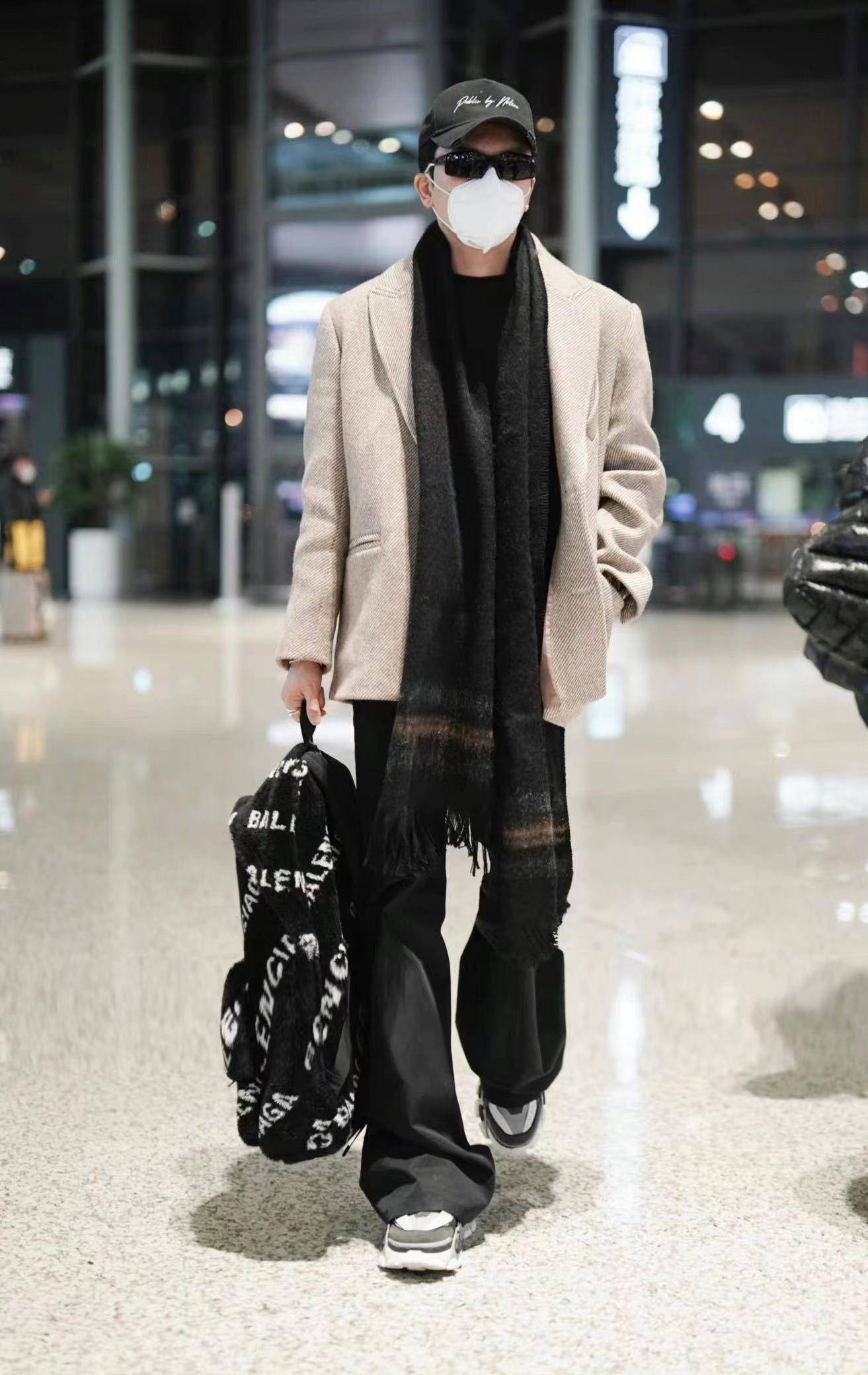 苏有朋真有个性,西装搭配喇叭裤走机场,裤脚长一截也时髦?